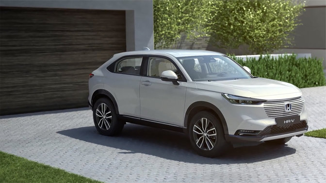 Dreiviertelvorderansicht des Honda Clarity Fuel Cell mit Honda Logo.