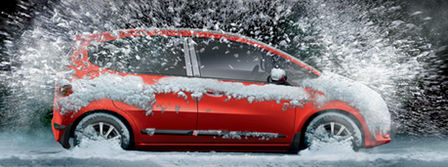 ein roter Honda fährt durch Schnee