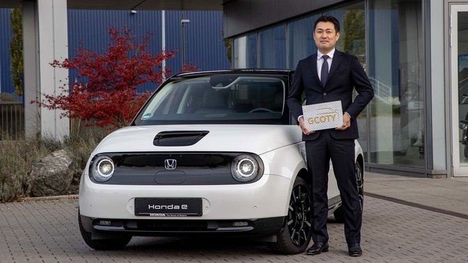 Nozomu Yamashiro, Präsident Honda Deutschland in front of the Honda e