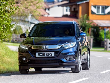 blauer Honda HR-V auf der Straße