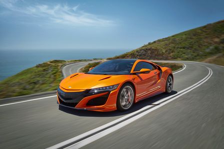 Frontalansicht eines fahrenden Honda NSX in Orange