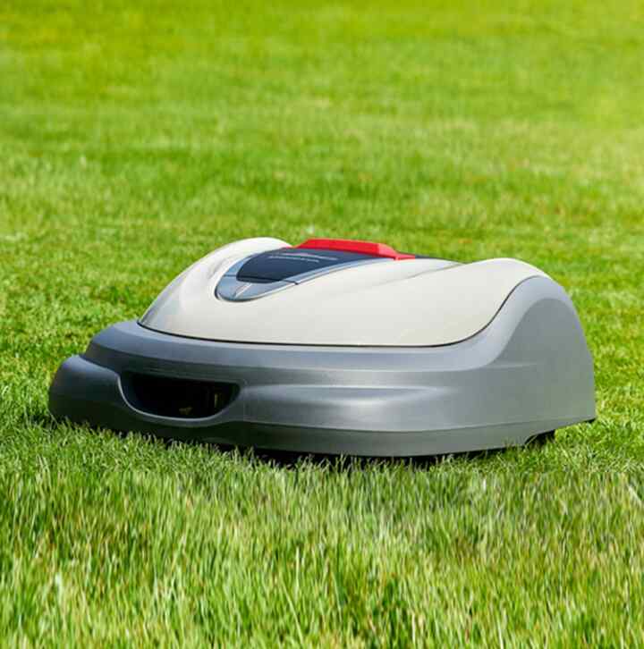 Miimo 3000 auf einer Gartenfläche.