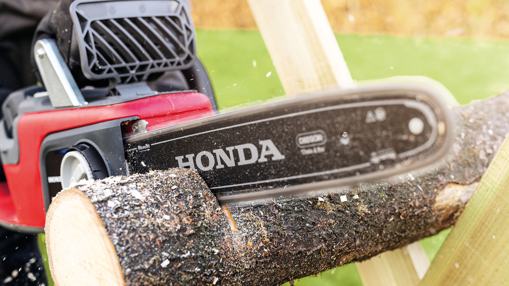 Bild zeigt Hol, das von Honda Akku Kettensäge gesägt wird.