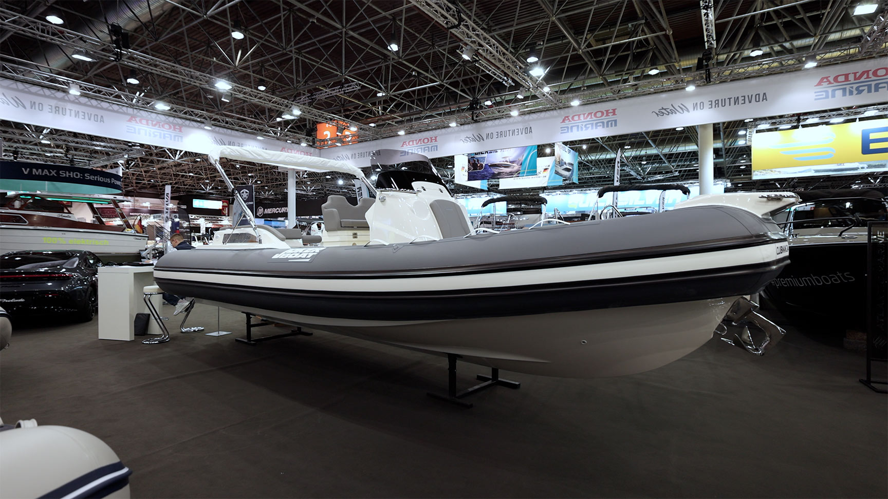 Bild zeigt Aufnahme eines Bootes auf dem Messestand Honda Marine auf der boot Düsseldorf