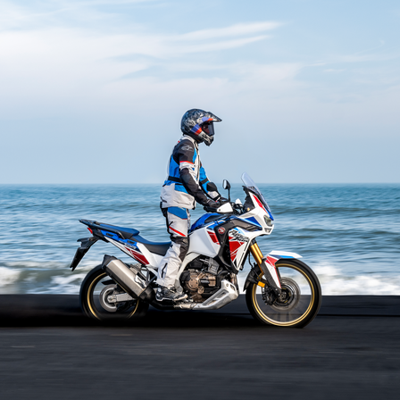 Honda Africa Twin, Heckansicht, im Gelände.