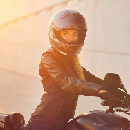 Frau sitzt auf Motorrad