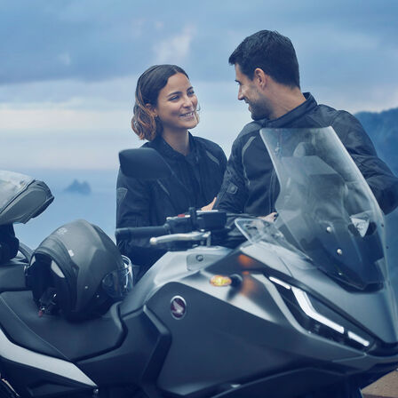 Frau sitzt auf Motorrad