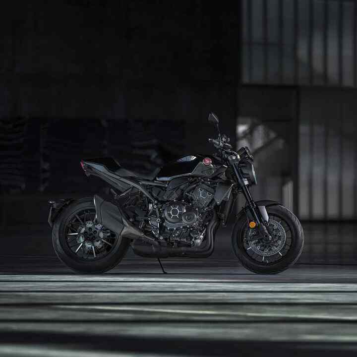 CB1000R auf Parkplatz