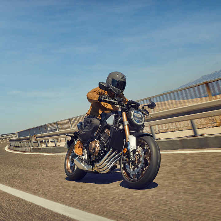 CB650R fährt auf Strasse