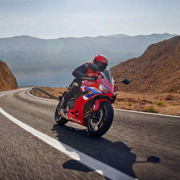 CBR650R auf kurviger Strasse