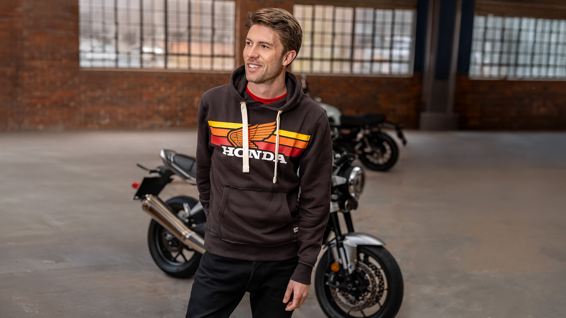 Hoodie in braun mit Honda Schwinge in gelb-orange