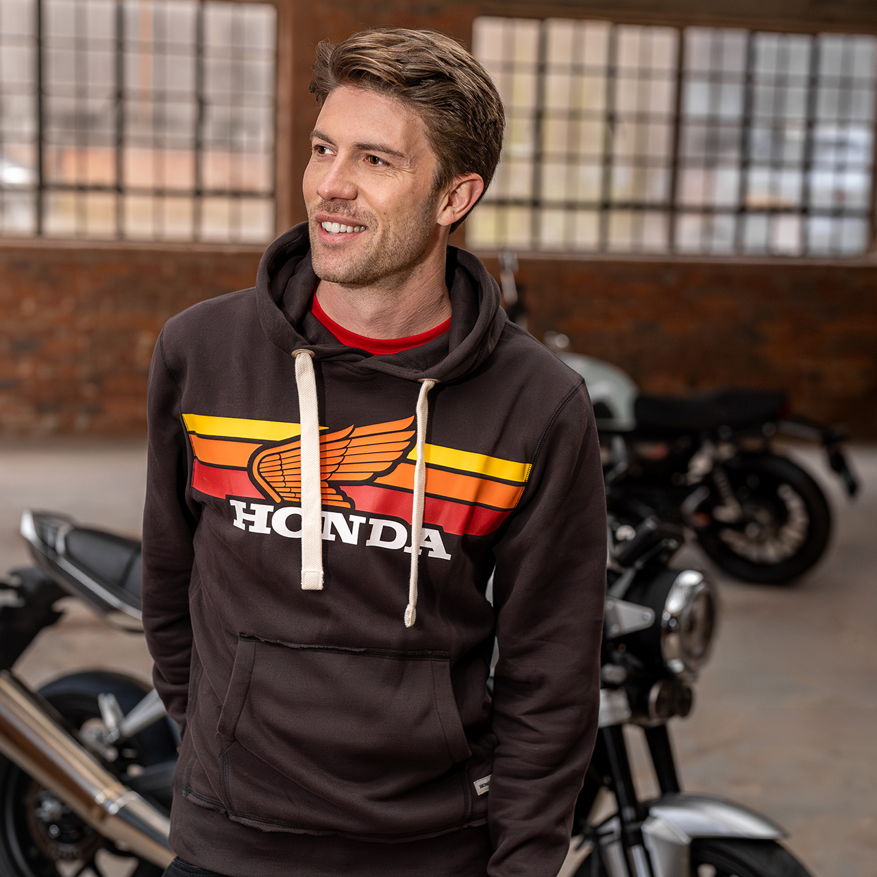 Hoodie in braun mit Honda Schwinge in gelb-orange