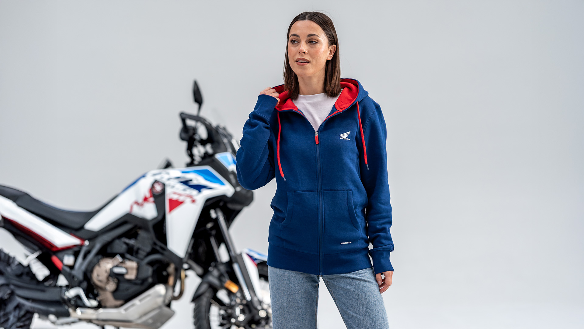 Sweatshirtjacke mit Kapuze für Damen aus der Kollektion.