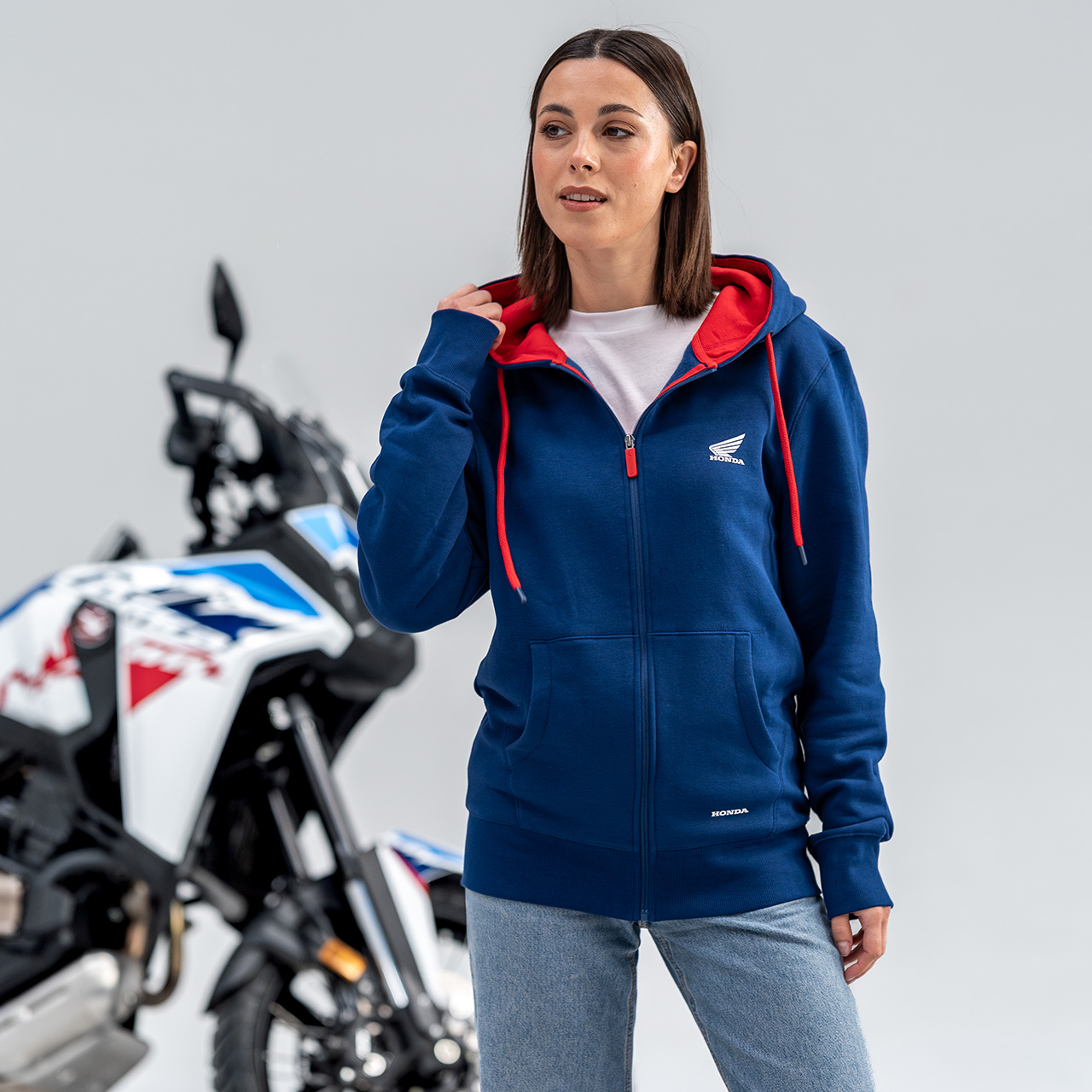 Sweatshirtjacke mit Kapuze für Damen aus der Kollektion.