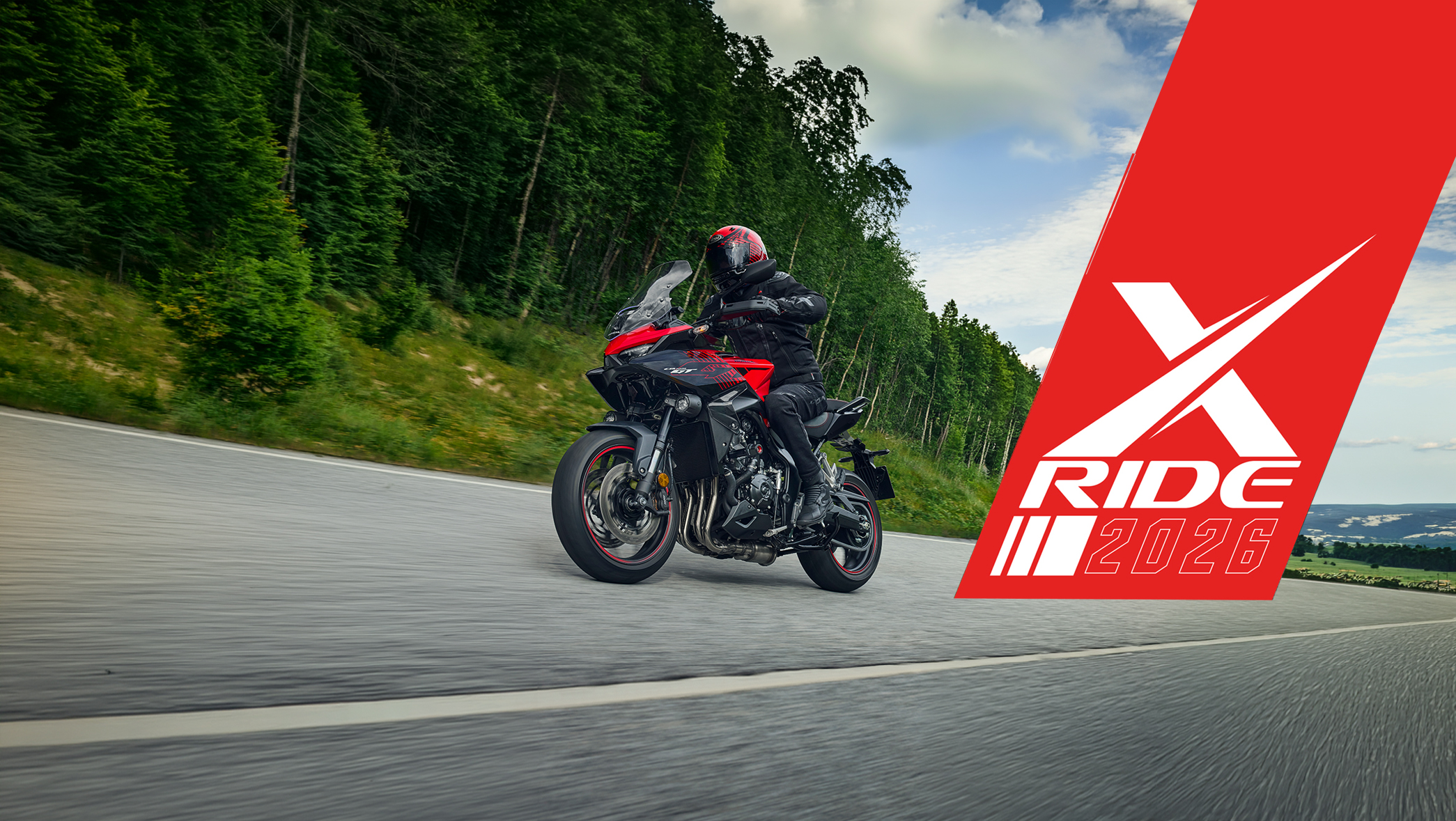 Honda Motorrad fährt kurvige Strasse in den Bergen entlang