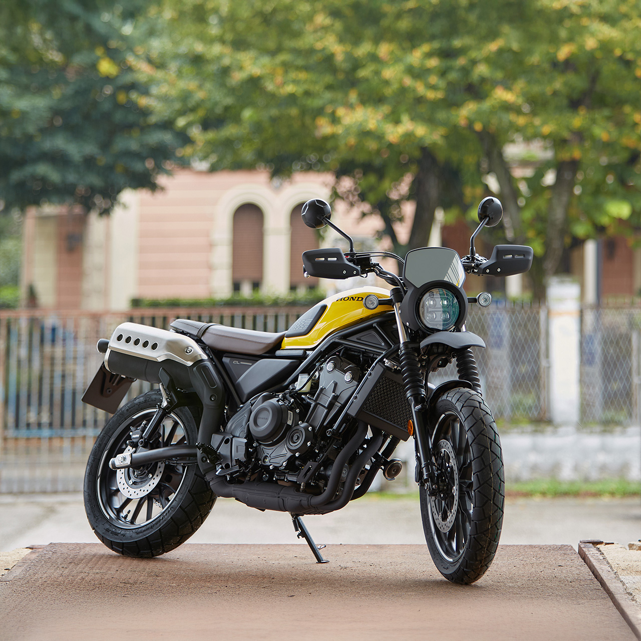 Ein Motorrad steht auf einem Parkdeck.