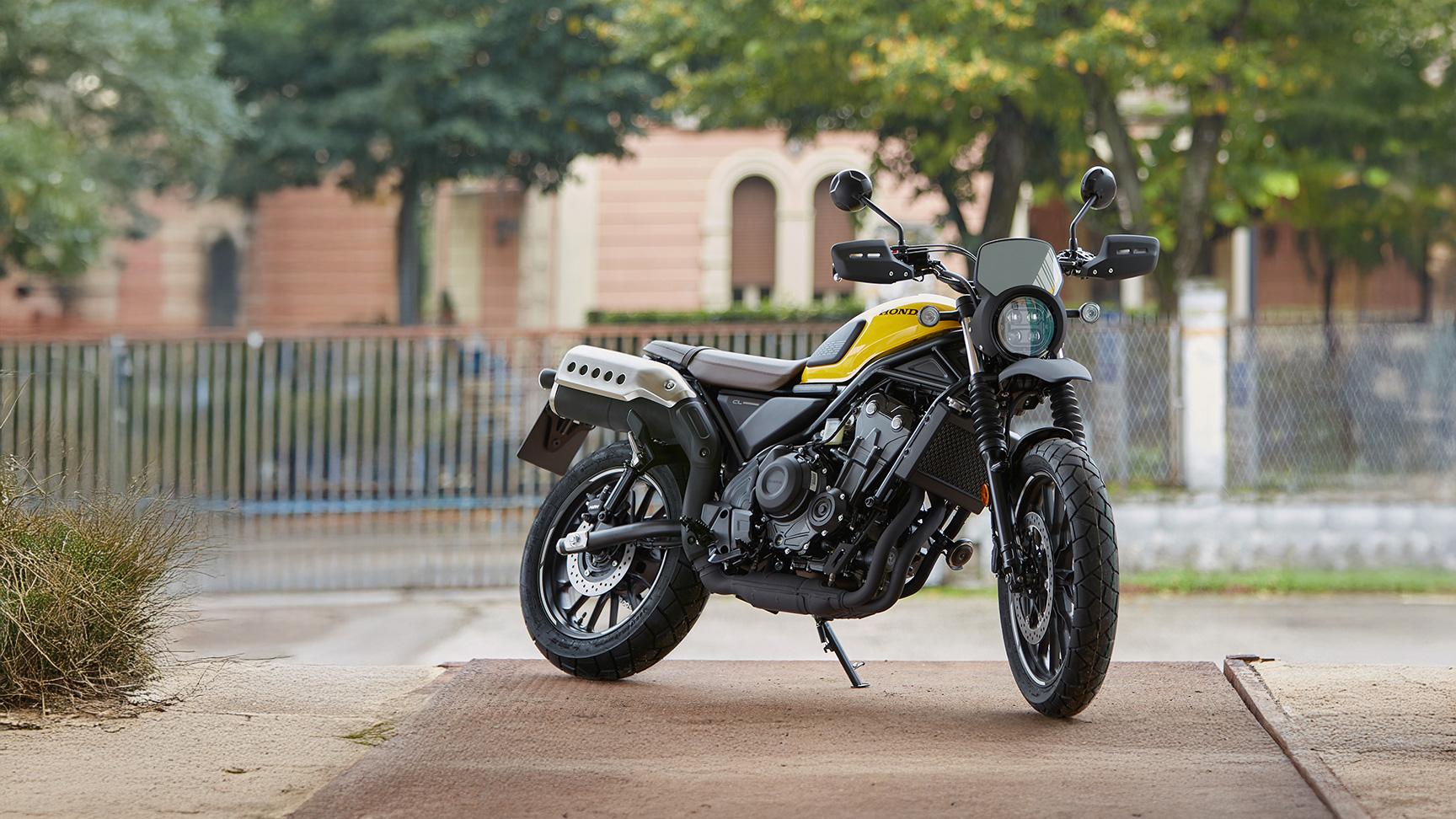 Gelbes Motorrad steht auf einem Parkplatz.