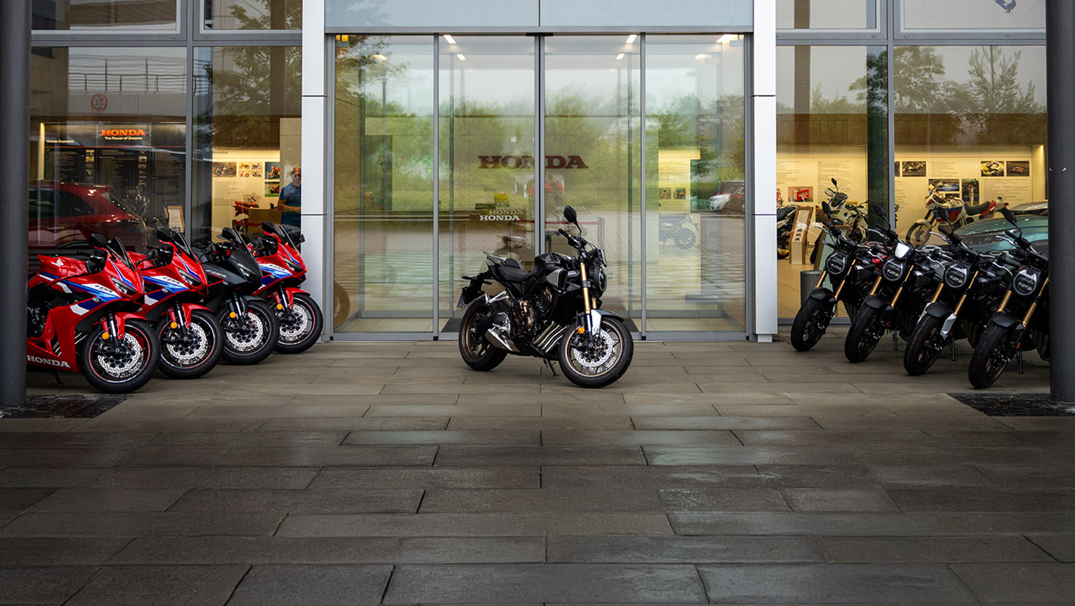 Honda Motorrräder stehen voe einem Gebäude
