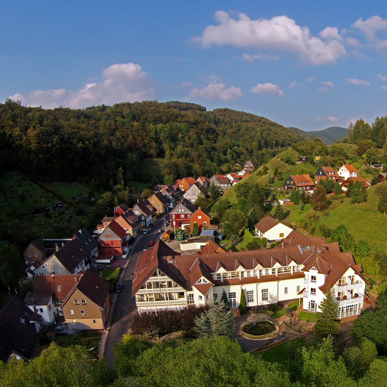 Ortsansicht mit Hotel Sauerbrey