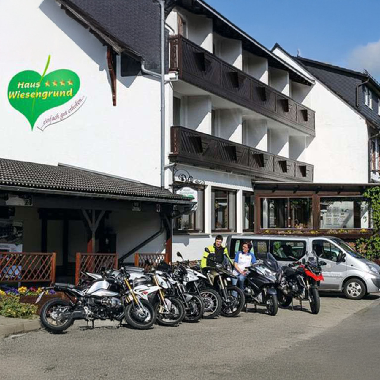 Hotel Haus Wiesengrund - Außenansicht - parkende Motorräder