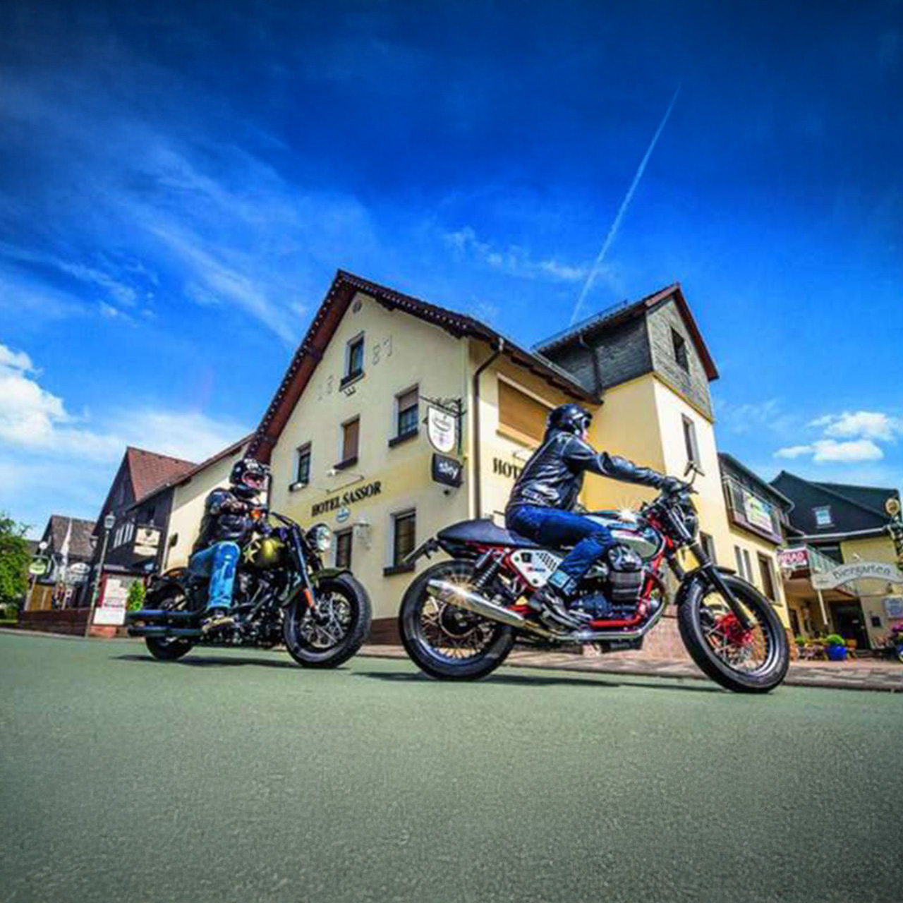 Hotel Sassor - Motorradfahrer steuern das Hotel an