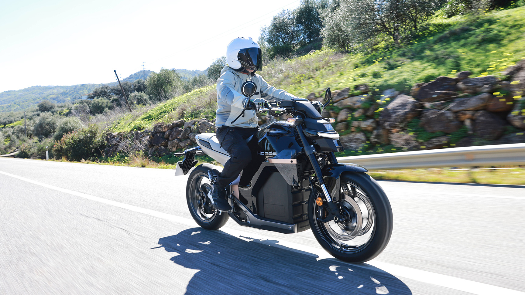 Ein Fahrer fährt das elektrische Motorrad von Honda - die WN7