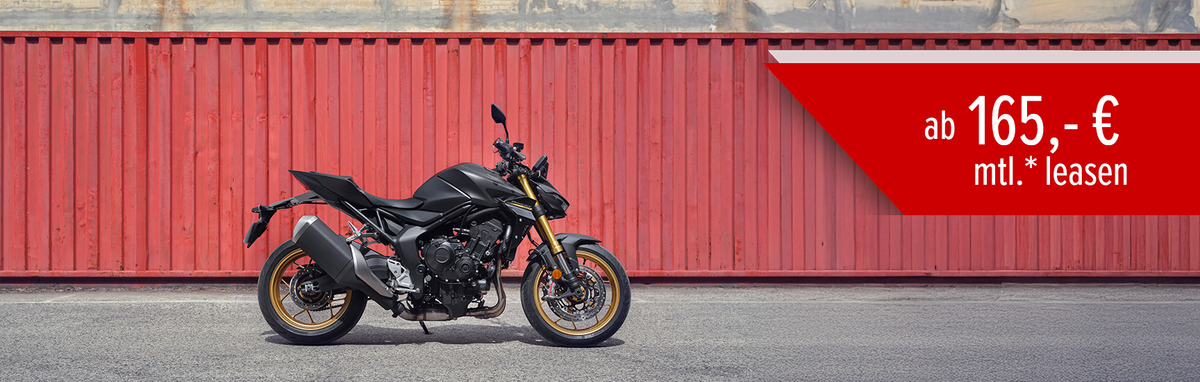 Mann fährt auf einer Honda CB1000 Hornet eine kuvige Straße entlang.