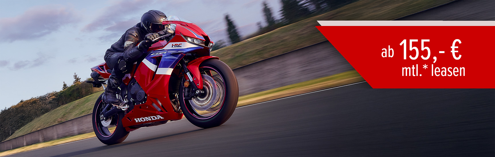 Ein Mann fährt auf einer Rennstrecke mit einer Honda CBR600RR.