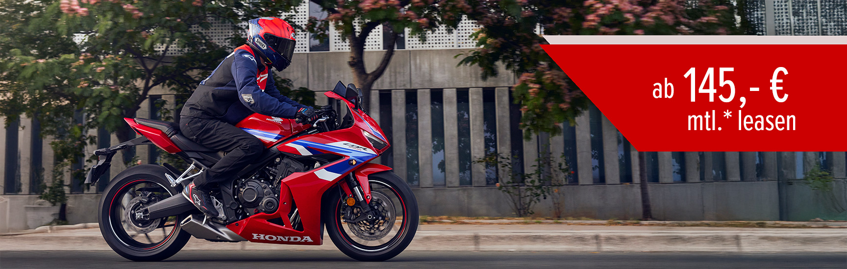 Mann fährt auf einer Honda CBR650R durch die Stadt.