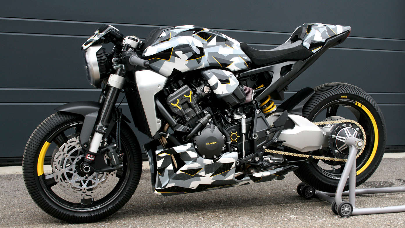 Honda CB1000R-adical vor Garage