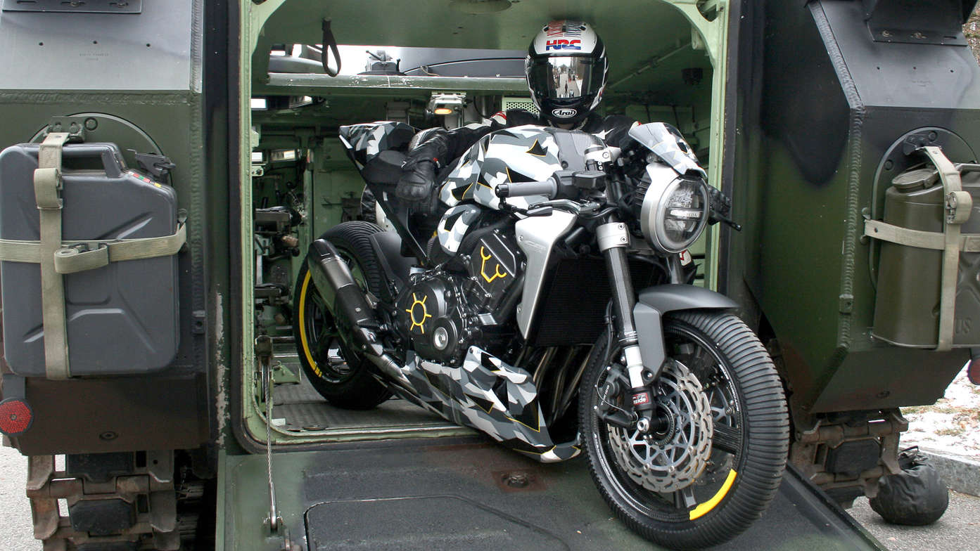 Honda CB1000R-adical schräg von vorne in LKW