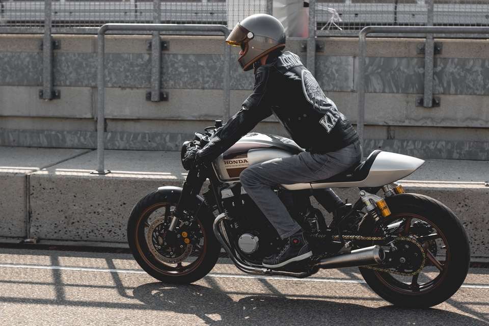 CB750 mit Fahrer auf Strasse