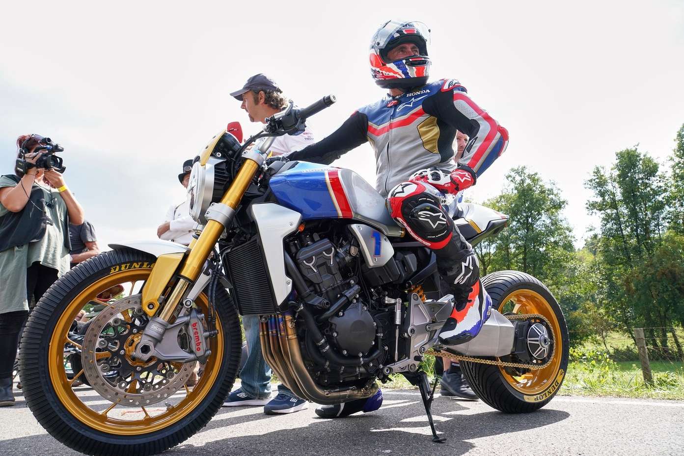 Glemseck CB1000R mit Fahrer von der Seite