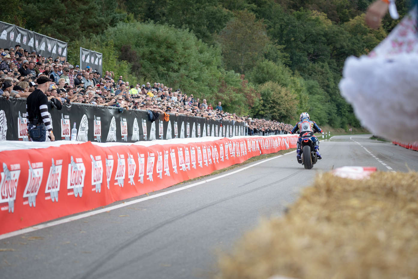 Glemseck CB1000R auf der Rennstrecke von hinten