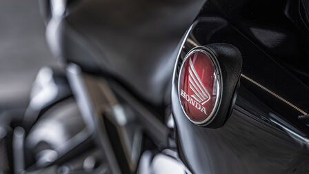 Honda Logo Schwinge auf Motorrad