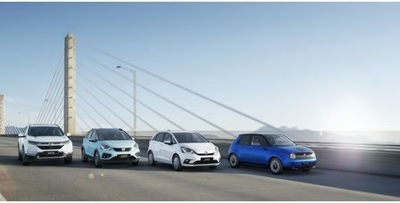 Vorderansicht von Honda Civic, Honda Jazz und Honda HR-V nebeneinander