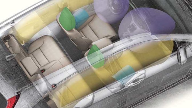aufgeblasene Fahrer-, Beifahrerairbag und Seitenairbags in einem Honda Auto