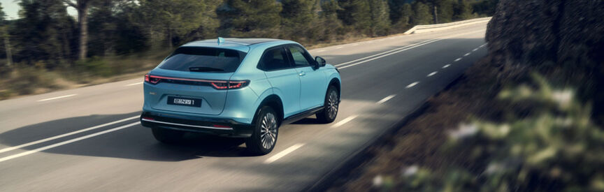 seitliche Ansicht eines Honda Elektroautos